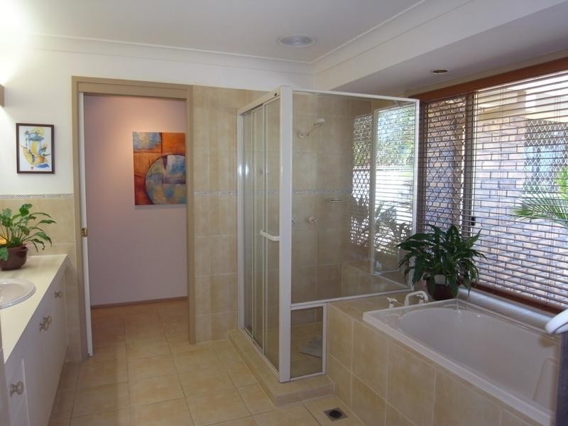 11 Anthea Court, Benowa QLD 4217