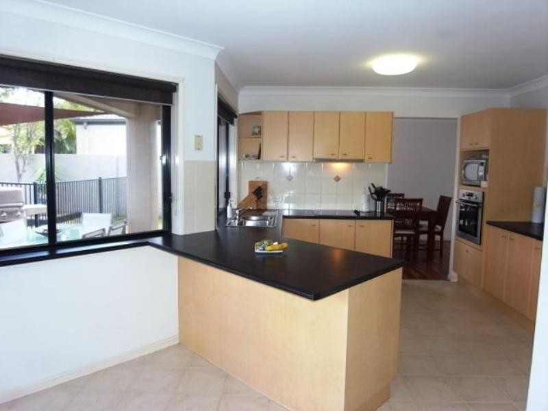 33 Edinburgh Road, Benowa QLD 4217