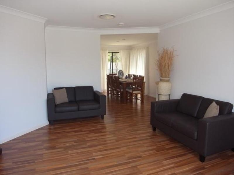 33 Edinburgh Road, Benowa QLD 4217