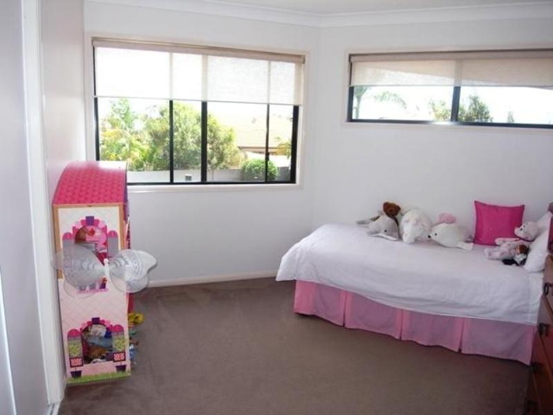 33 Edinburgh Road, Benowa QLD 4217
