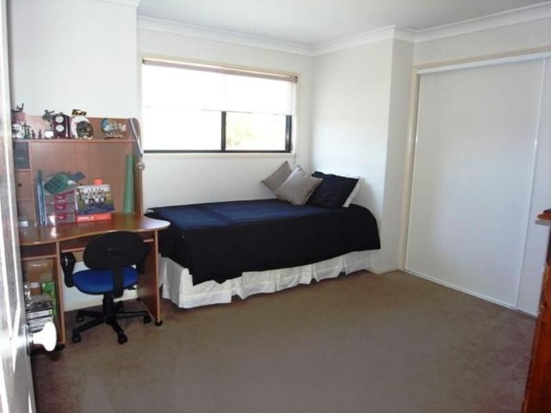 33 Edinburgh Road, Benowa QLD 4217