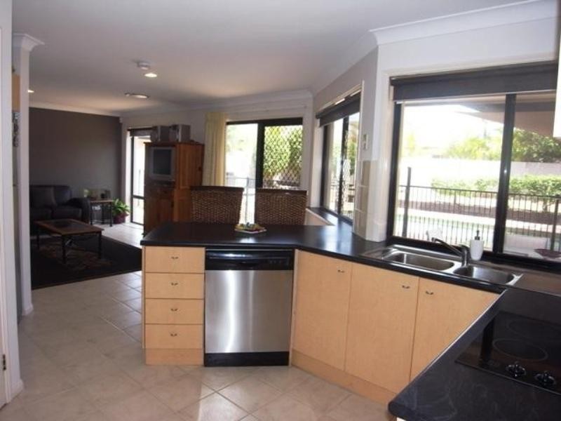 33 Edinburgh Road, Benowa QLD 4217