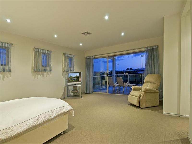 2/145 Palm Meadows Drive, Carrara QLD 4211