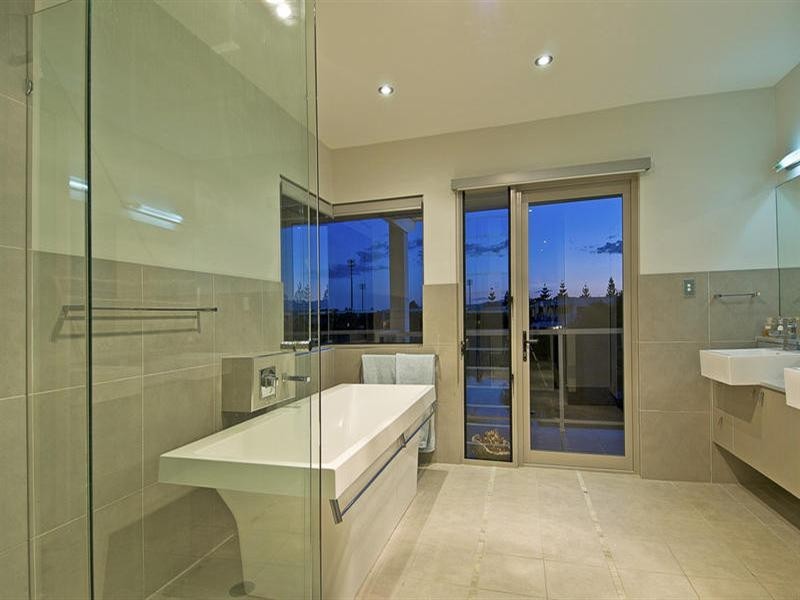 2/145 Palm Meadows Drive, Carrara QLD 4211