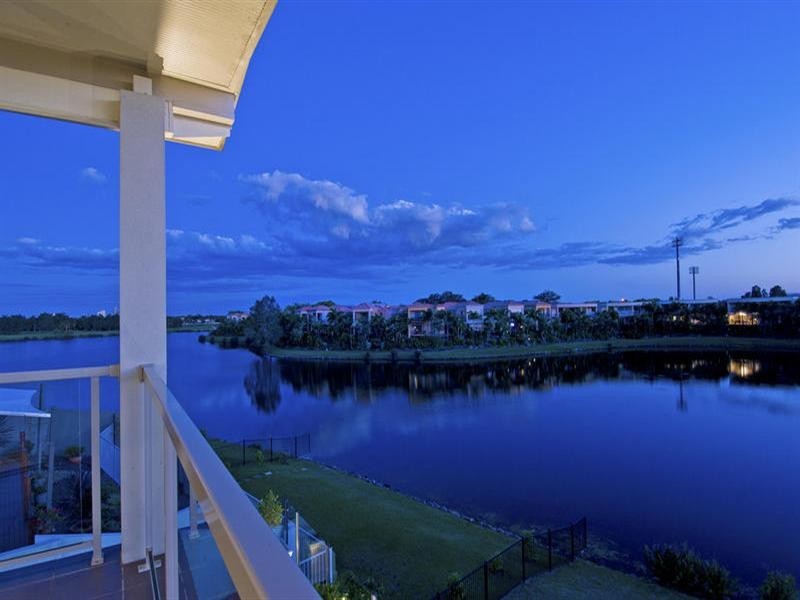 2/145 Palm Meadows Drive, Carrara QLD 4211