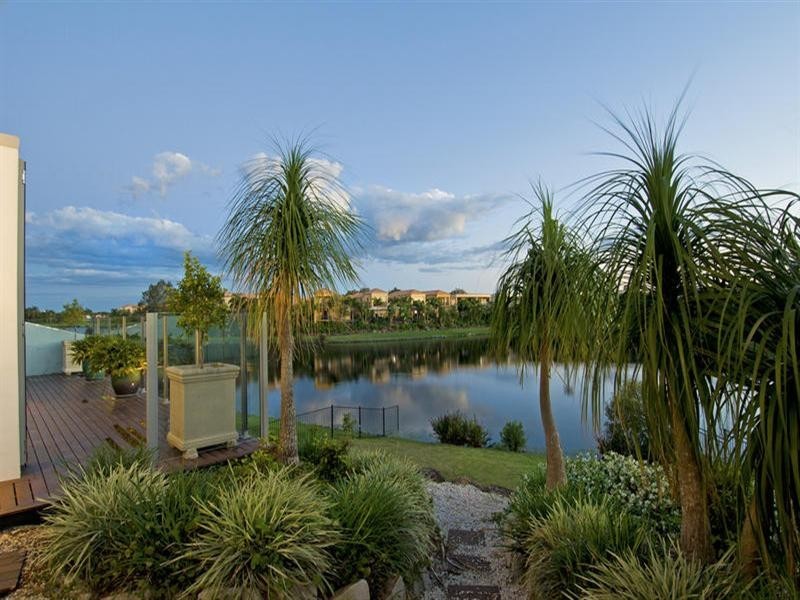 2/145 Palm Meadows Drive, Carrara QLD 4211