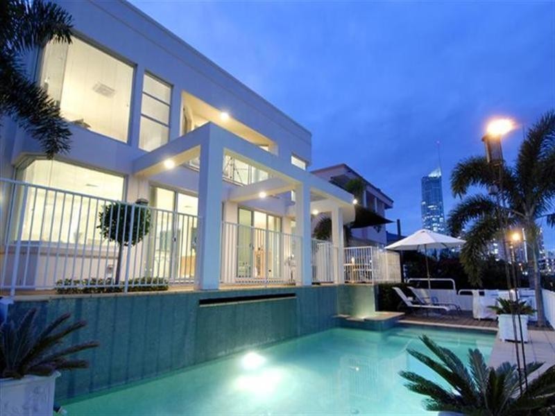 50 Amalfi Drive, Isle Of Capri QLD 4217