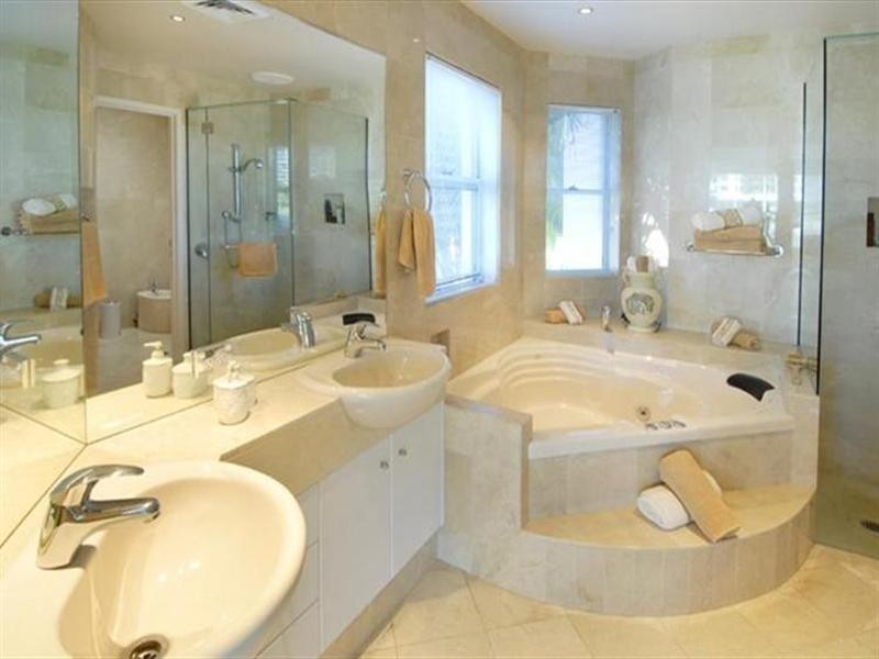 50 Amalfi Drive, Isle Of Capri QLD 4217