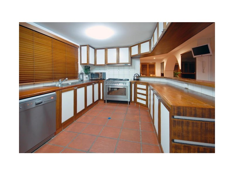 30 Tambourah Drive, Benowa QLD 4217