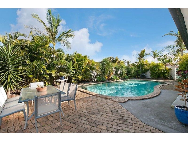 1 Elgin Crescent, Sorrento QLD 4217