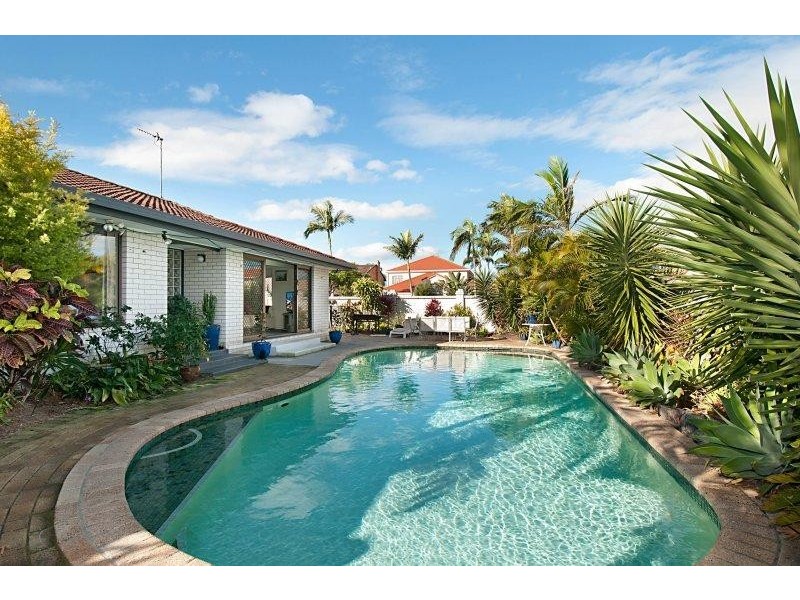1 Elgin Crescent, Sorrento QLD 4217