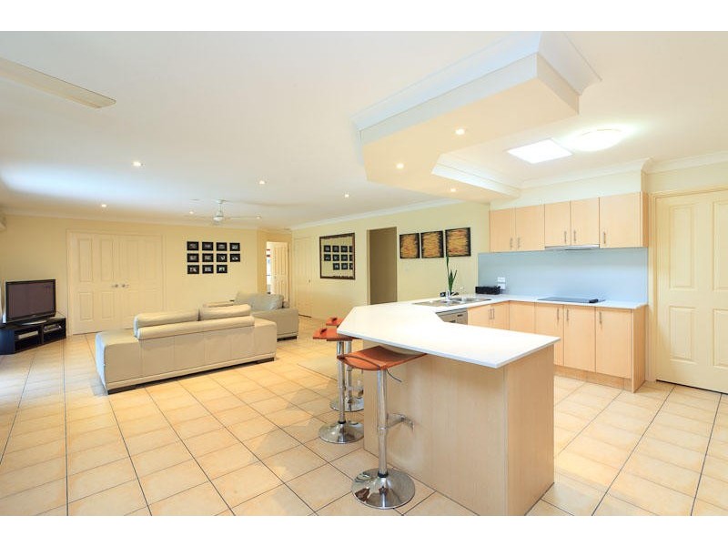 1 Raymond Avenue, Bundall QLD 4217