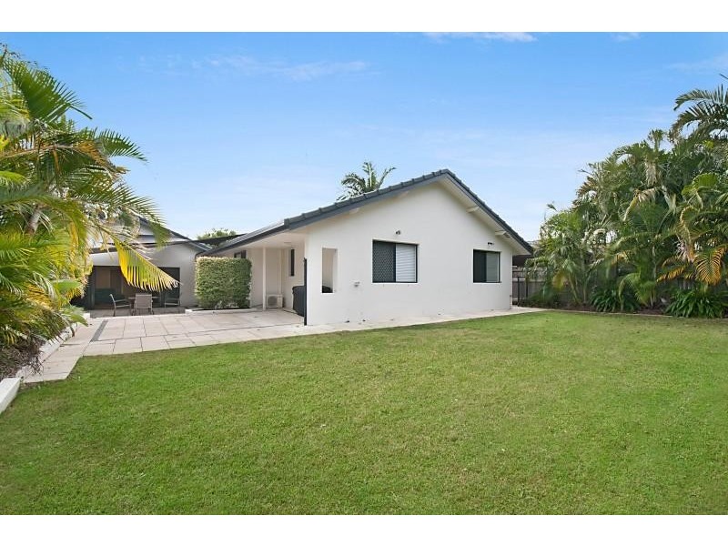 20 Lothian Avenue, Sorrento QLD 4217