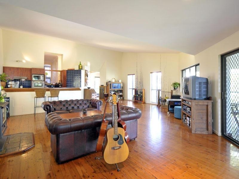 6 The Crescent, Ashmore QLD 4214