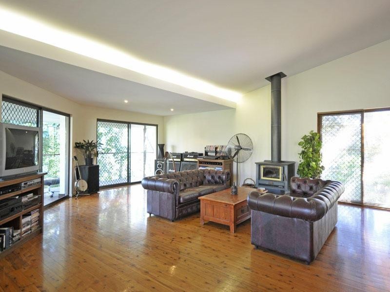 6 The Crescent, Ashmore QLD 4214