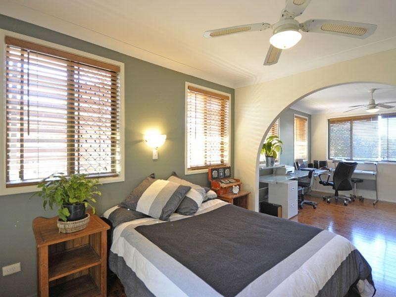 6 The Crescent, Ashmore QLD 4214