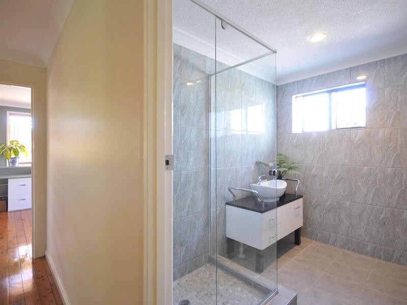 6 The Crescent, Ashmore QLD 4214