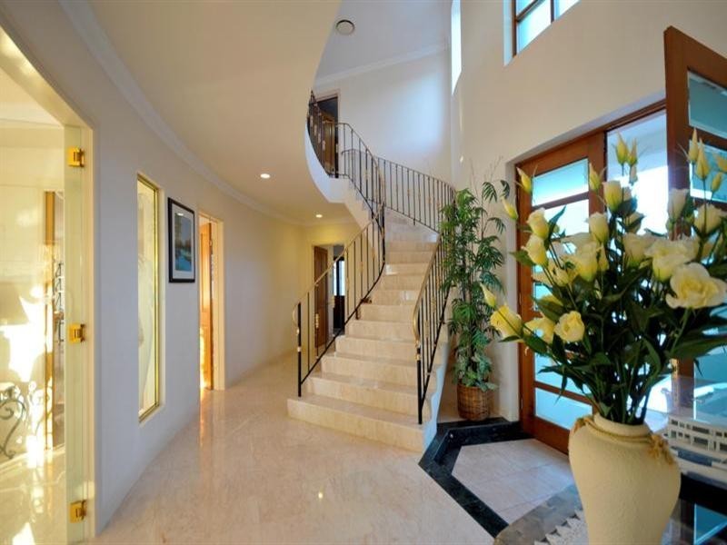 15 Karabella Court, Mermaid Waters QLD 4218