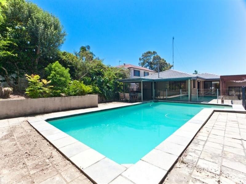 10 Ocean View Street, Benowa QLD 4217