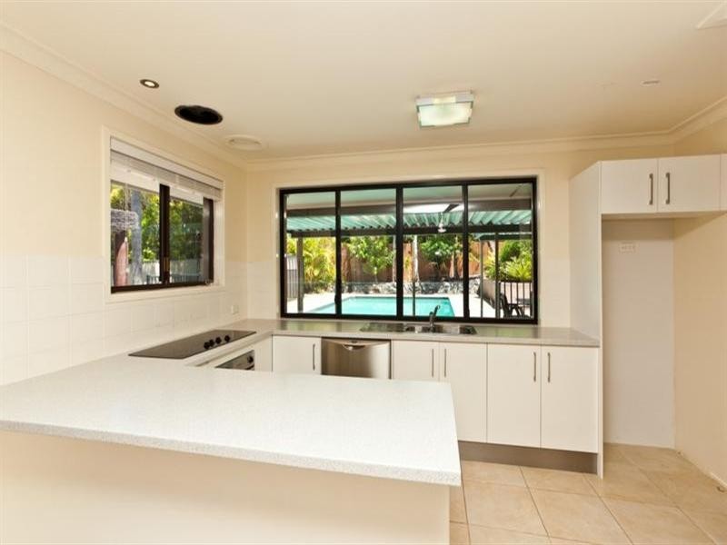 10 Ocean View Street, Benowa QLD 4217