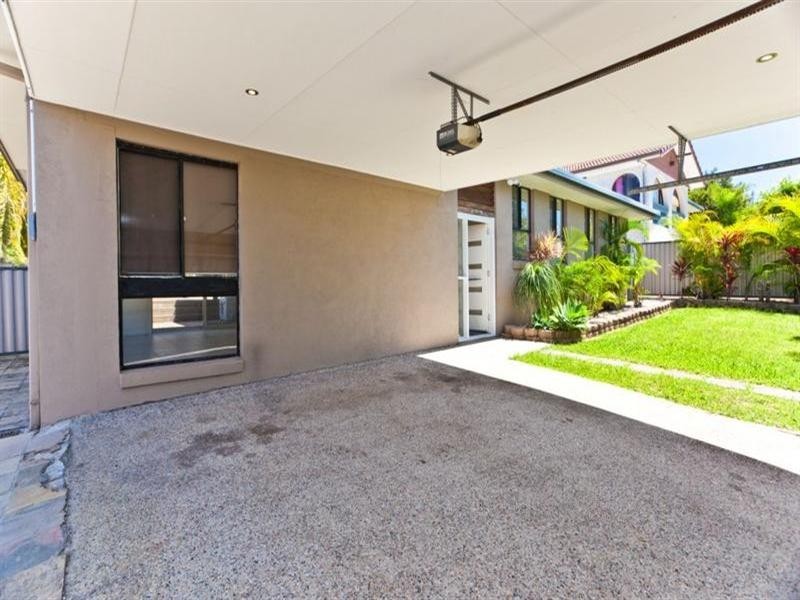 10 Ocean View Street, Benowa QLD 4217