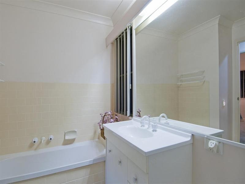 27 Bishops Landing. 18 Batchworth Road, Molendinar QLD 4214