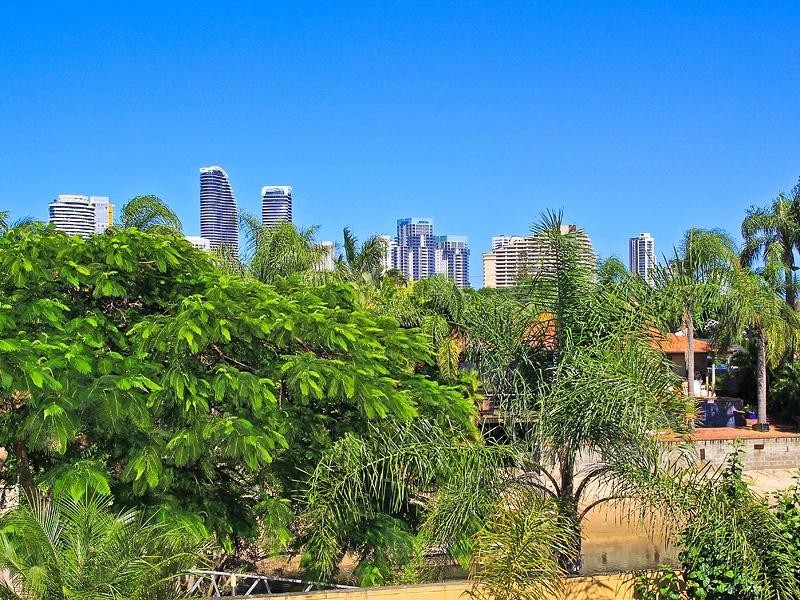 2 Summerland Key, Broadbeach Waters QLD 4218