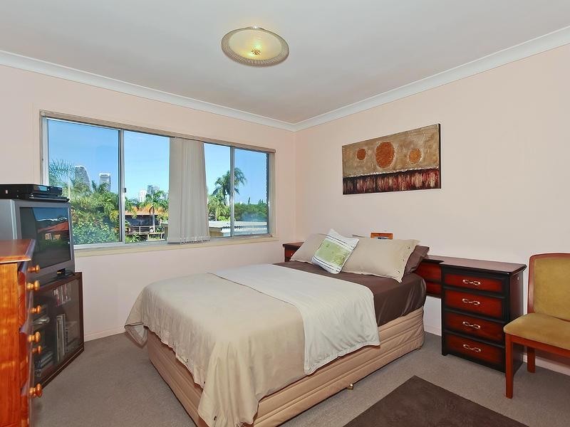 2 Summerland Key, Broadbeach Waters QLD 4218