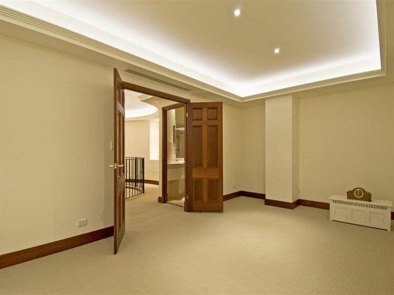 2/6 Sunset Boulevard, Surfers Paradise QLD 4217