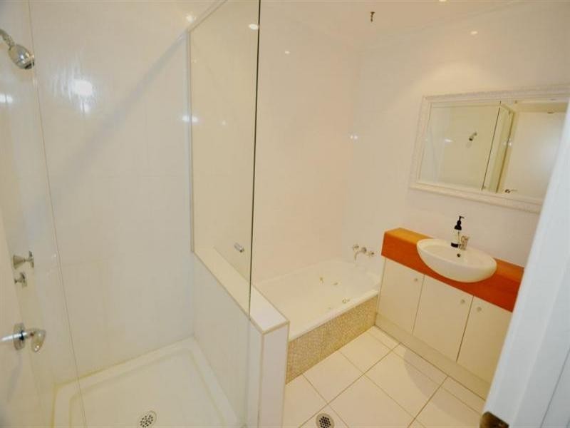 18 Grevillia Avenue, Southport QLD 4215