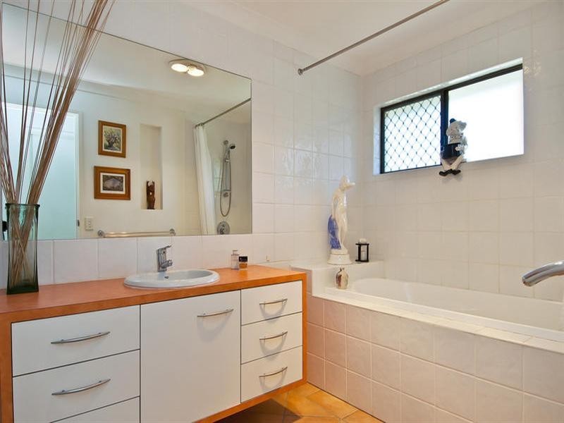 11 Pinaroo Crescent, Ashmore QLD 4214