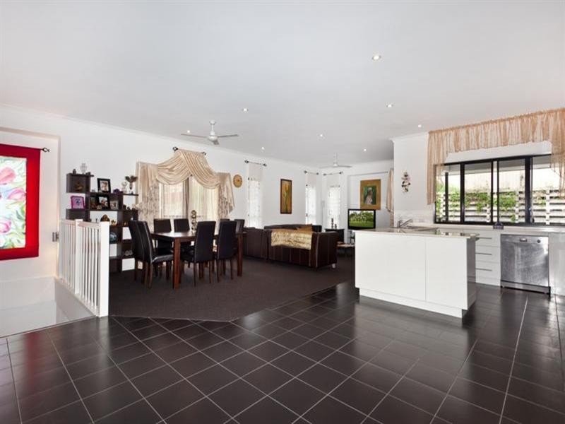 9 Hellman Street, Molendinar QLD 4214