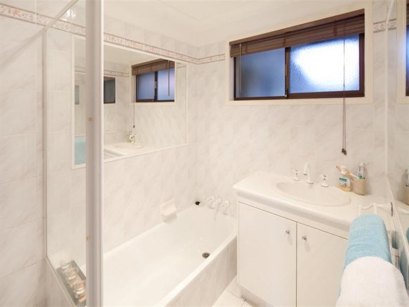 40 Lambros Drive, Benowa QLD 4217