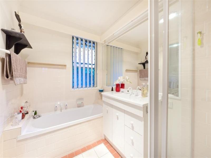 9 Bishops Landing.  18 Batchworth Road, Molendinar QLD 4214