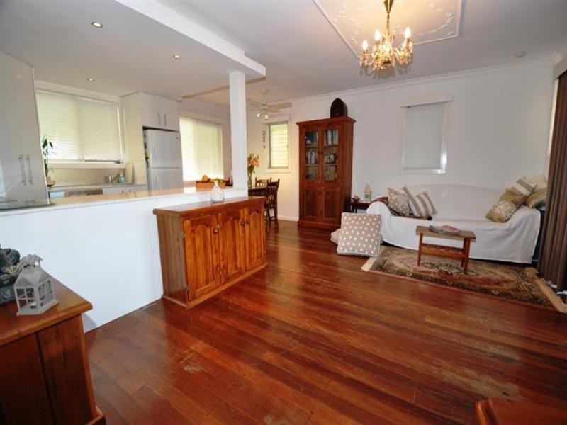 19 Ridgeway Avenue, Southport QLD 4215