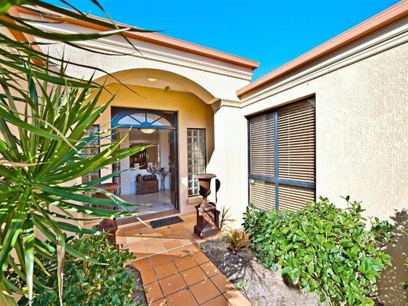 4 Renate Way, Benowa QLD 4217