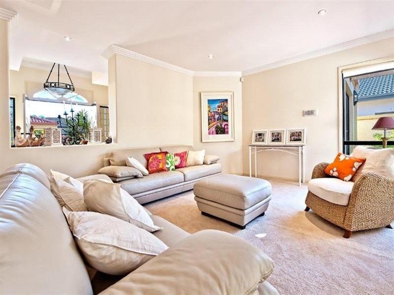 4 Renate Way, Benowa QLD 4217