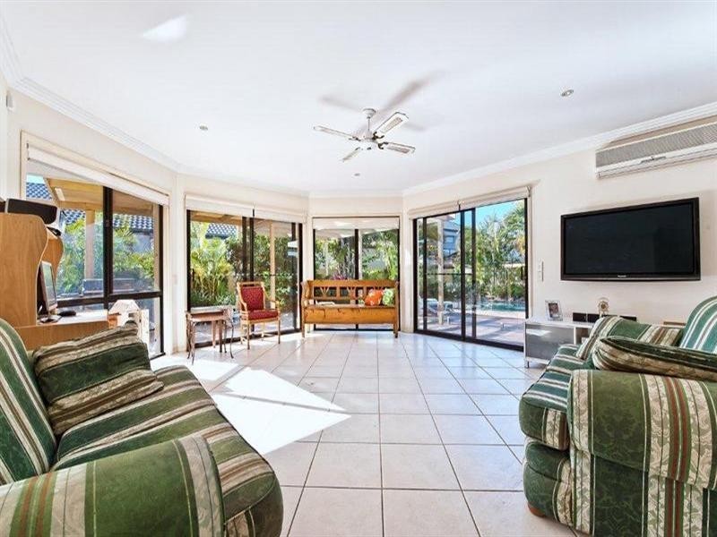 4 Renate Way, Benowa QLD 4217