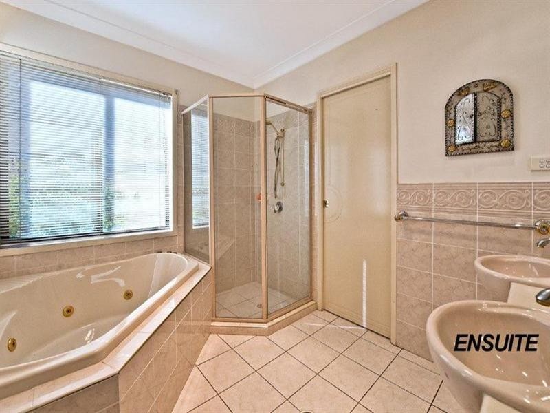 4 Renate Way, Benowa QLD 4217