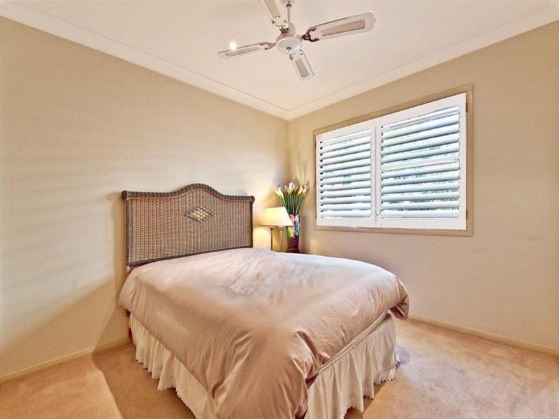 4 Renate Way, Benowa QLD 4217