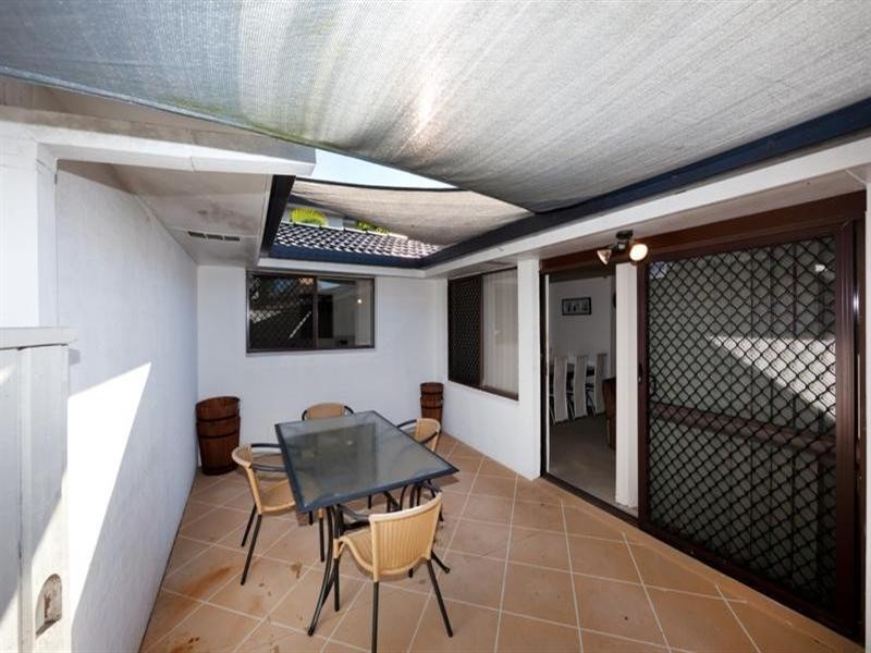 2/9 Tima Avenue, Bundall QLD 4217