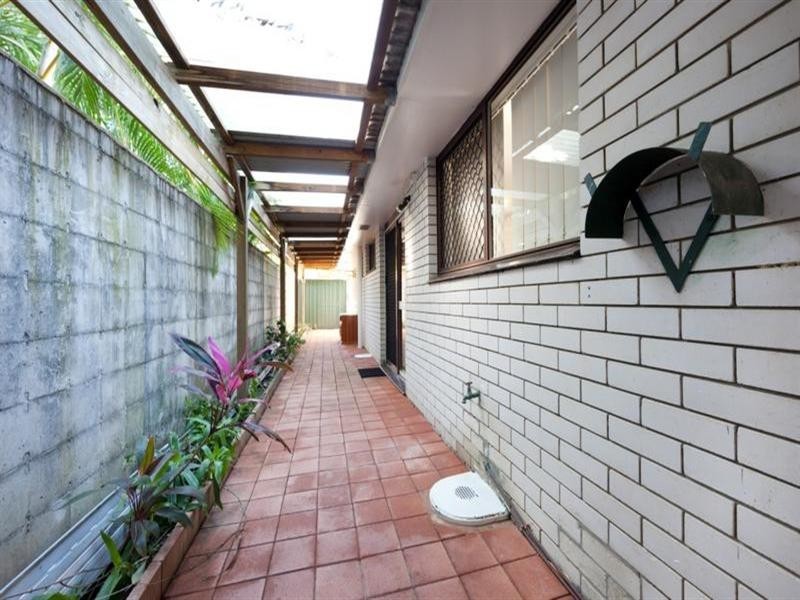 2/9 Tima Avenue, Bundall QLD 4217