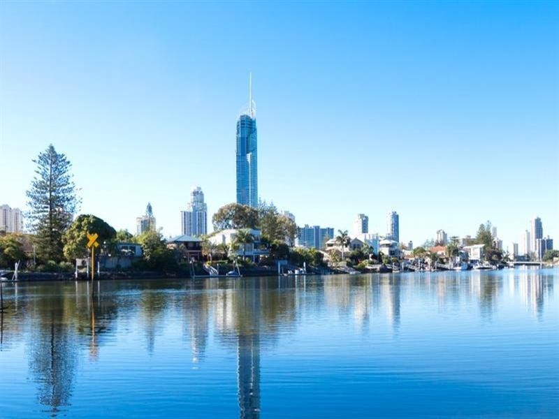 2/9 Tima Avenue, Bundall QLD 4217