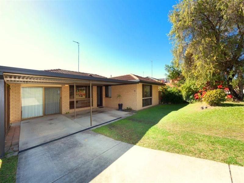 32 Lambros Drive, Benowa QLD 4217