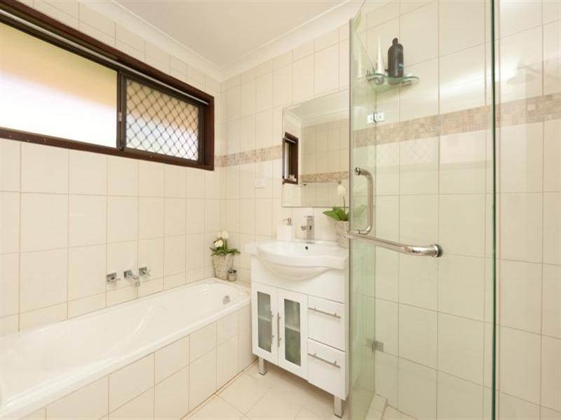 32 Lambros Drive, Benowa QLD 4217