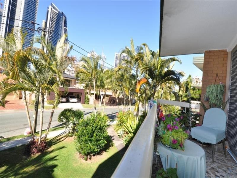 10 Vegas.  18 Tarcoola Crescent, Chevron Island QLD 4217