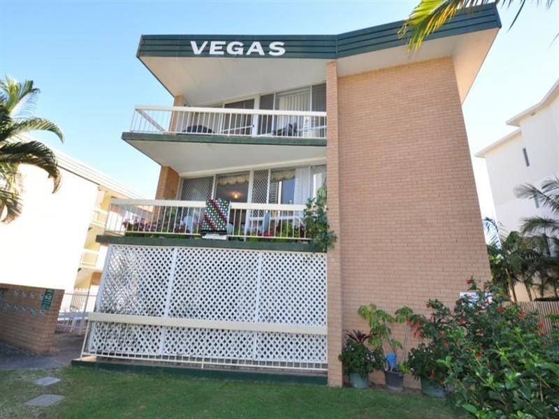 10 Vegas.  18 Tarcoola Crescent, Chevron Island QLD 4217