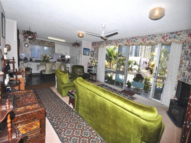 10 Vegas.  18 Tarcoola Crescent, Chevron Island QLD 4217