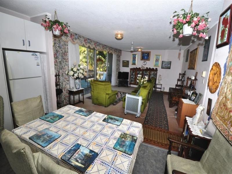 10 Vegas.  18 Tarcoola Crescent, Chevron Island QLD 4217