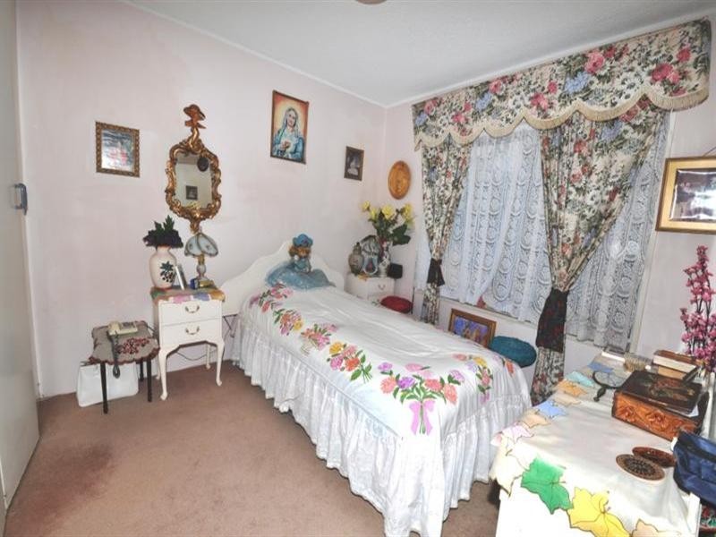 10 Vegas.  18 Tarcoola Crescent, Chevron Island QLD 4217